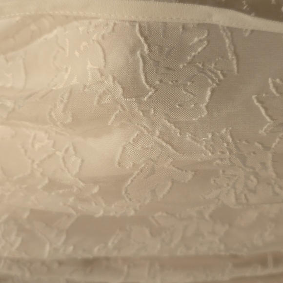 White blouse with floral burn-out design. - Picture 5 of 7